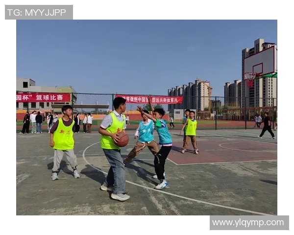 方硕在篮球赛场上的崛起与挑战解析，展现运动员的奋斗精神与团队合作的重要性