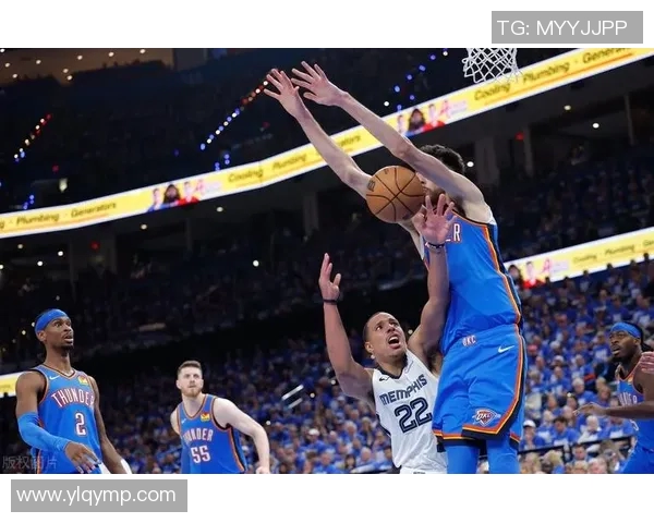 雷霆对决灰熊精彩回顾球迷热议赛场表现与战术分析