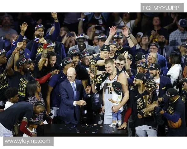 美国队与塞尔维亚决赛激战正酣谁将捧起冠军奖杯的荣耀之巅 美国队与塞尔维亚决赛激战正酣谁将捧起冠军奖杯的荣耀之巅